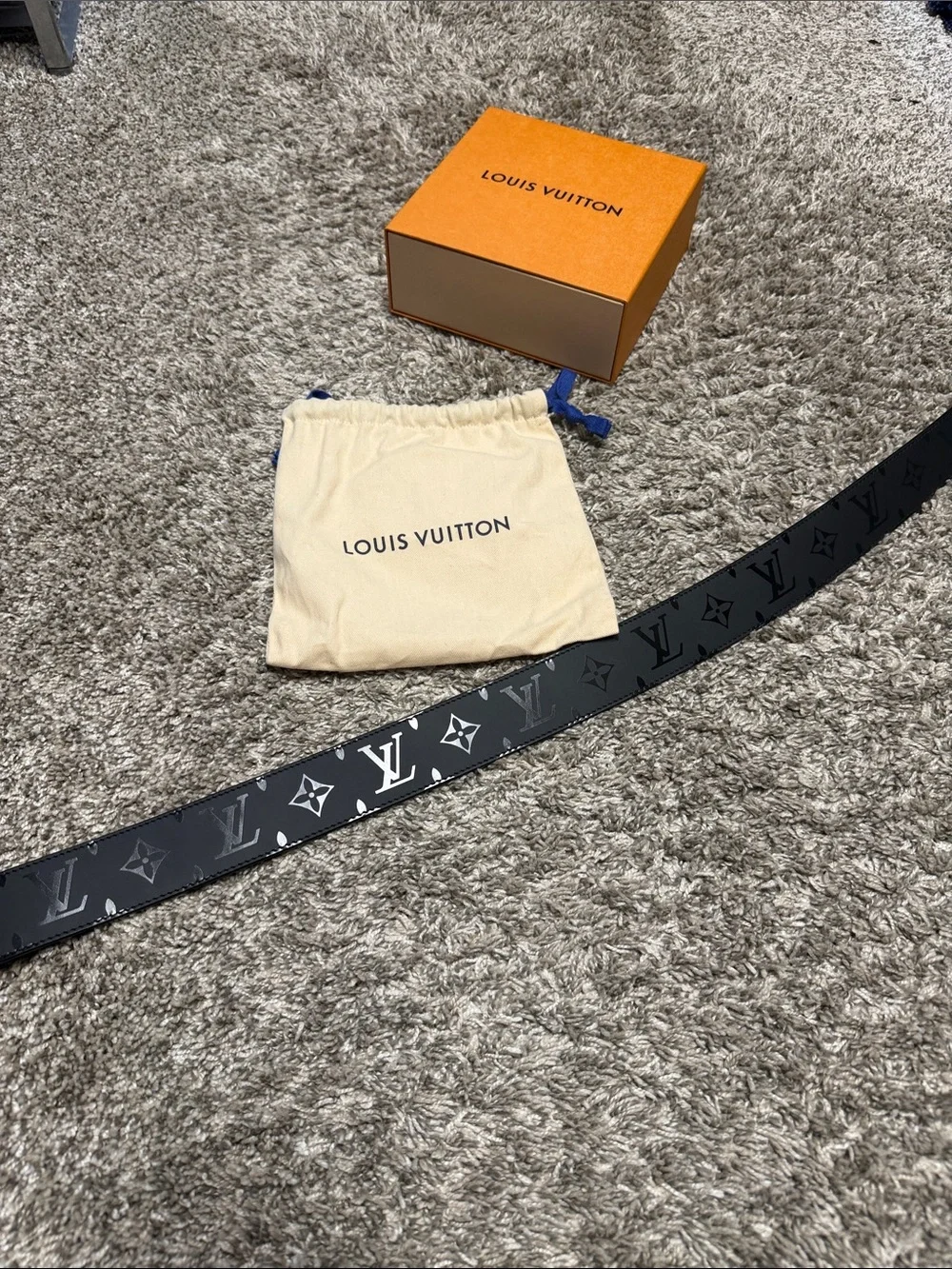 Louis Vuitton Pyramide 40mm Reversible Belt with Silver LV Buckle size90/36